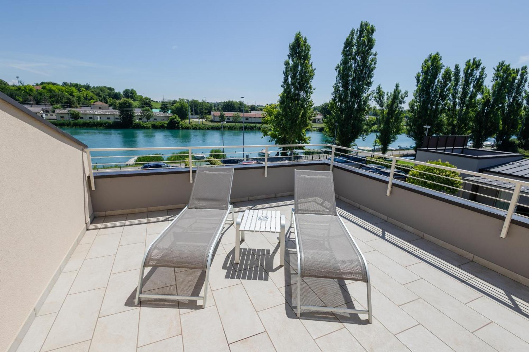 Aurora Aparthotel Peschiera del Garda Ngoại thất bức ảnh